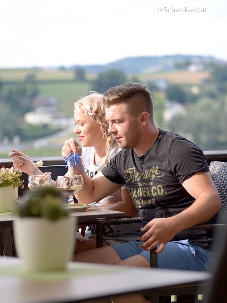 Unsere Donauterrasse mit Blick auf Schloß Dornach